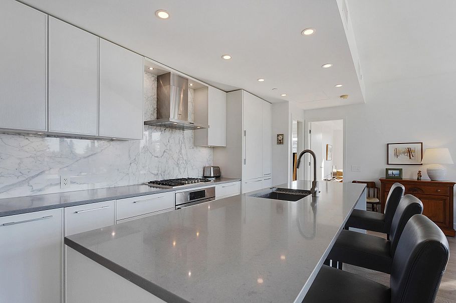 206 3220 Connaught Crescent North Vancouver, BC - 11