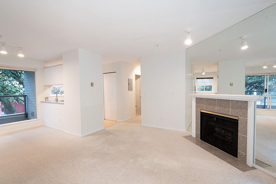 210 2250 W 3rd Avenue Vancouver, BC - 11
