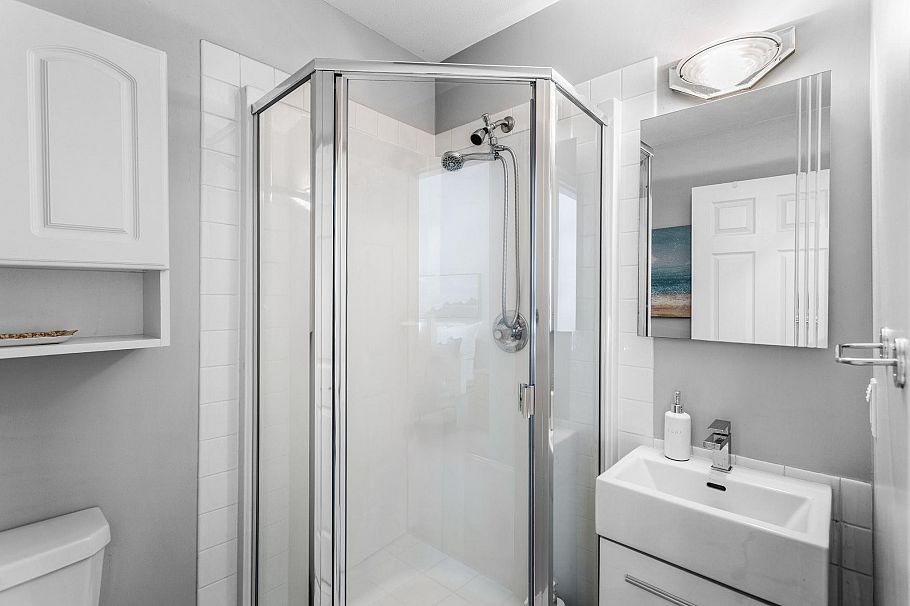 7 245 E 5th Street North Vancouver, BC - 17