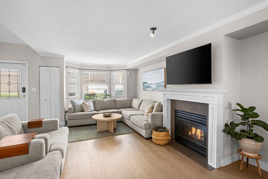 7 245 E 5th Street North Vancouver, BC - 1