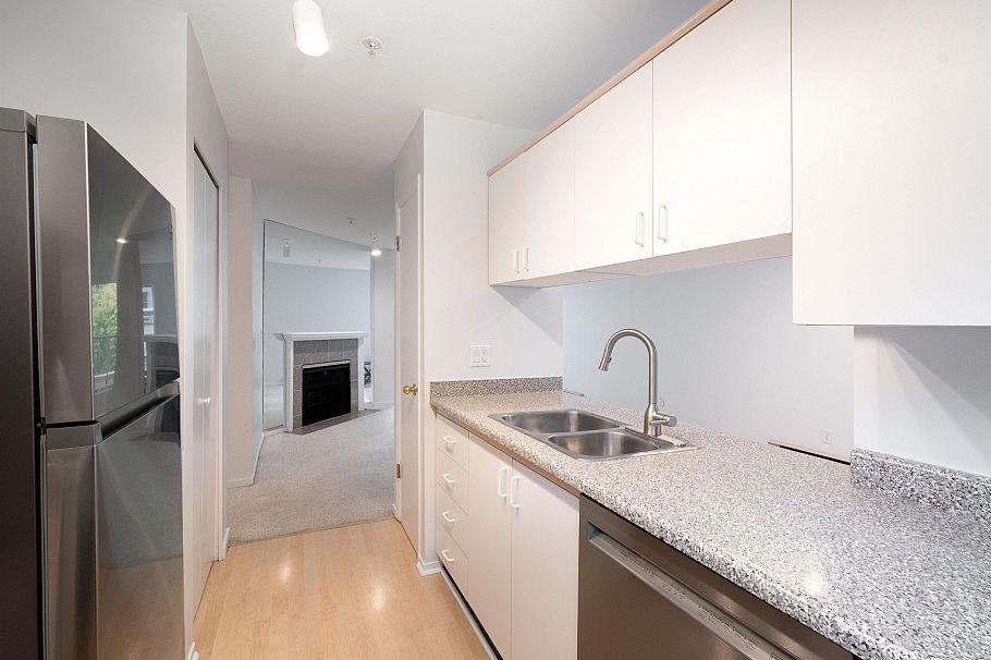 210 2250 W 3rd Avenue Vancouver, BC - 17