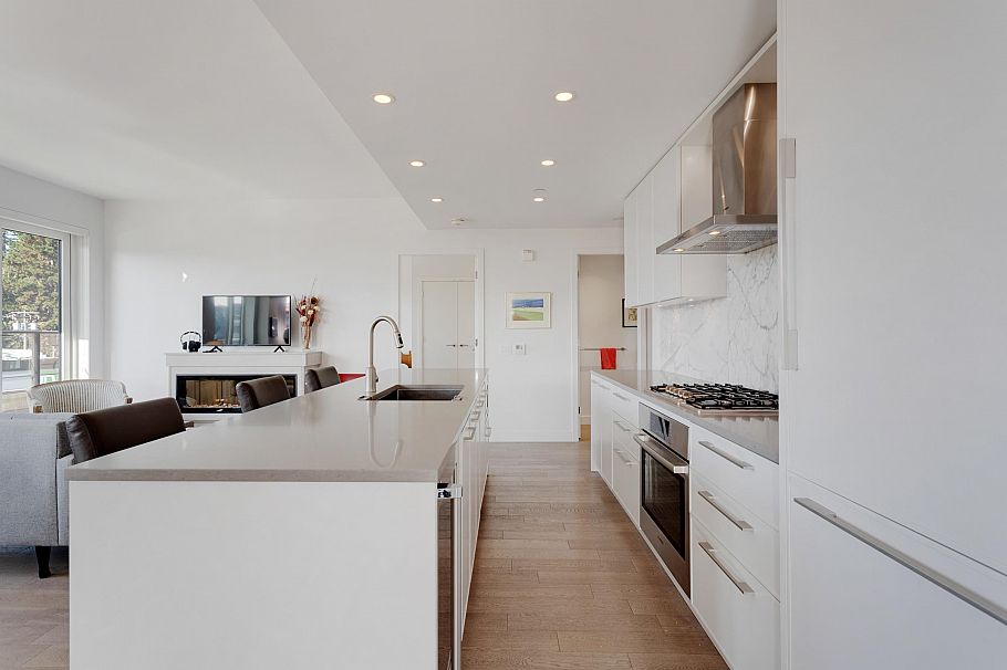 206 3220 Connaught Crescent North Vancouver, BC - 9