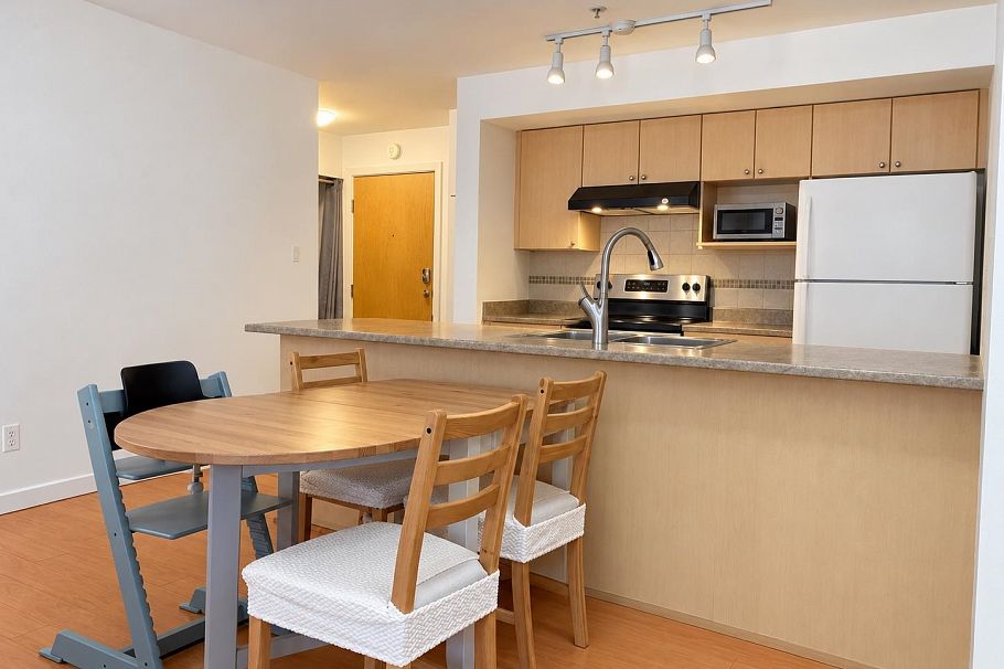 210 2891 E Hastings Street Vancouver, BC - 4