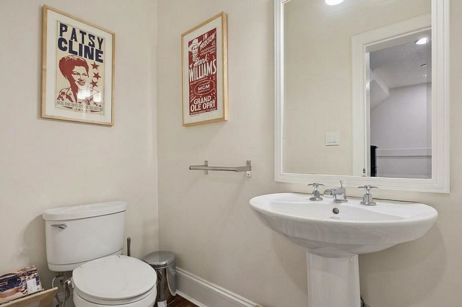 695 W 19th Avenue Vancouver, BC - 16