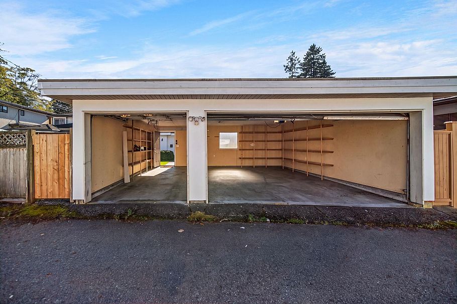 336 W 19th Street North Vancouver, BC - 33