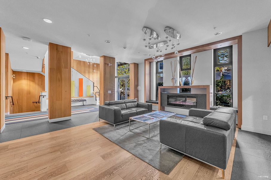 307 733 W 14th Street North Vancouver, BC - 1