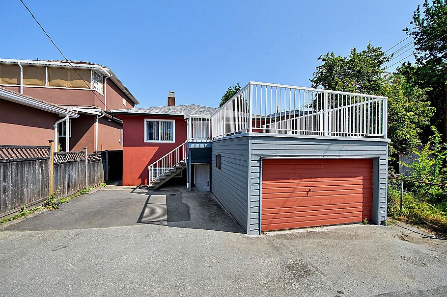 2216 E 41st Avenue Vancouver, BC - 1