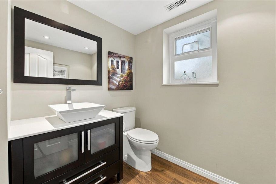 768 Browning Place North Vancouver, BC - 24