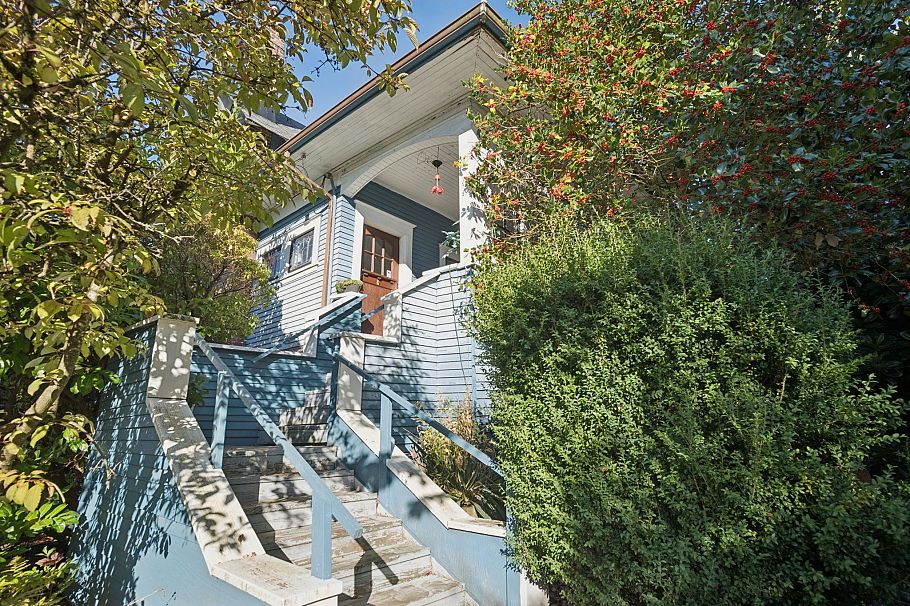 358 W 16th Street North Vancouver, BC - 3