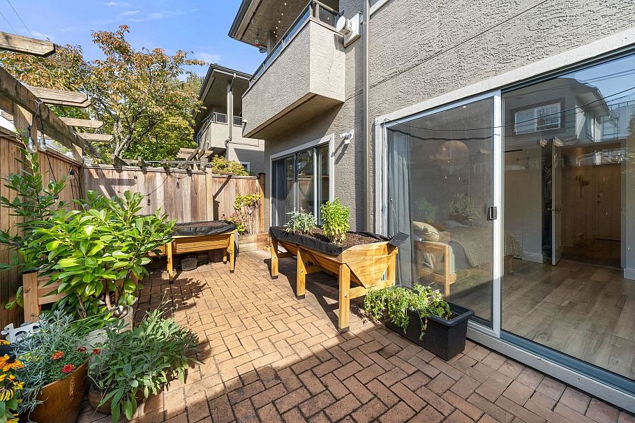 19 2133 St George's Avenue North Vancouver, BC - 35