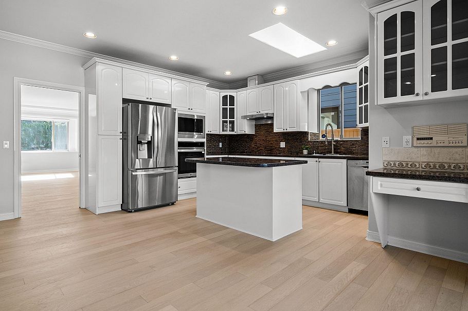 336 W 19th Street North Vancouver, BC - 12