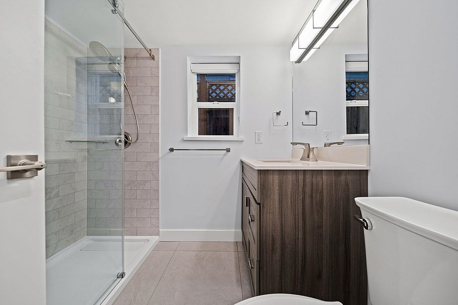 338 W 21st Street North Vancouver, BC - 23