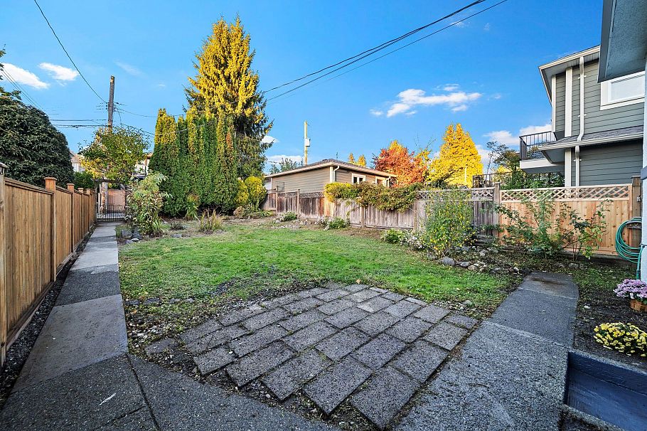 338 W 21st Street North Vancouver, BC - 31