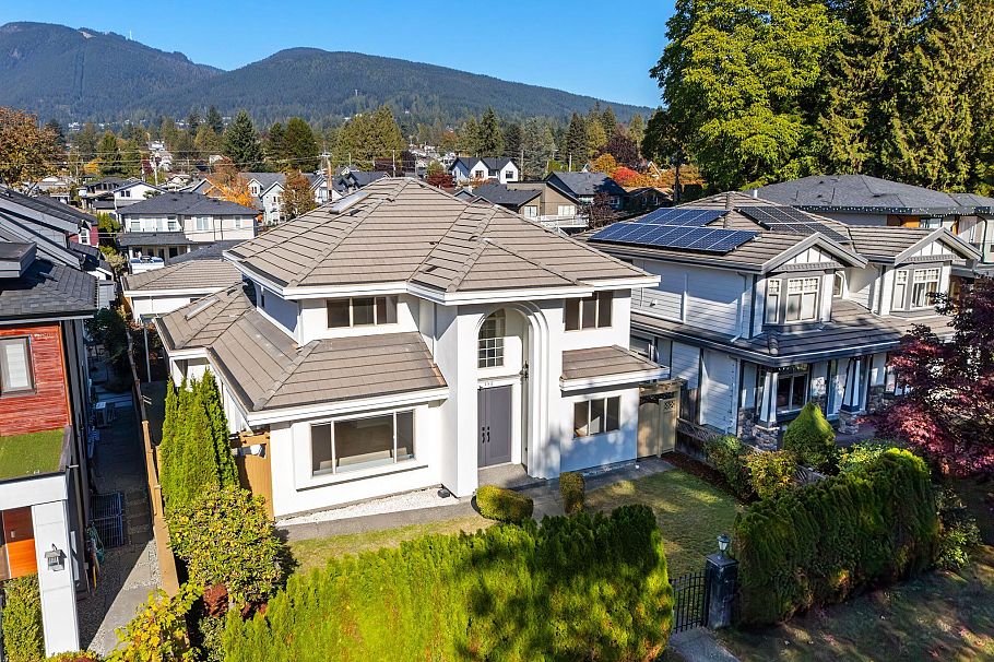 336 W 19th Street North Vancouver, BC - 1