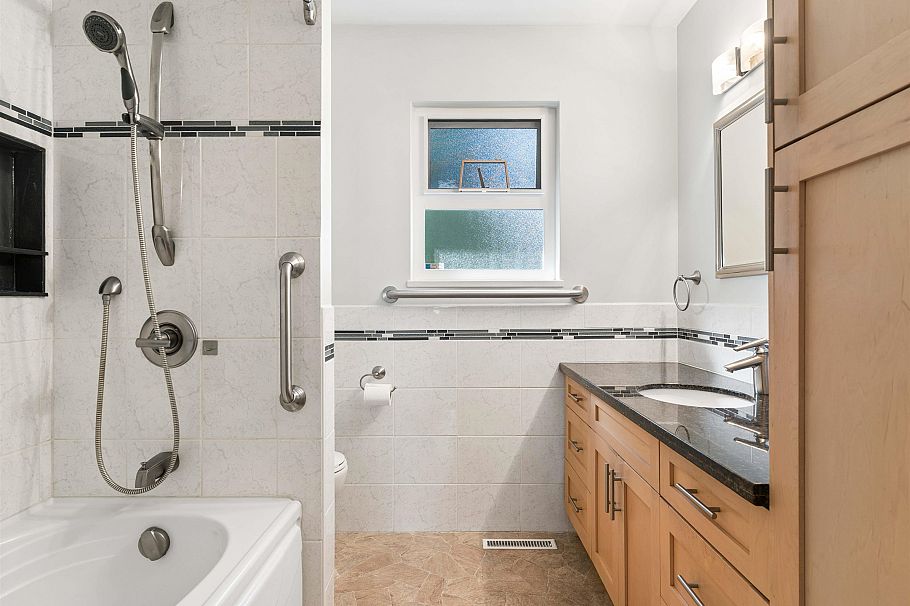 2925 W 24th Avenue Vancouver, BC - 18