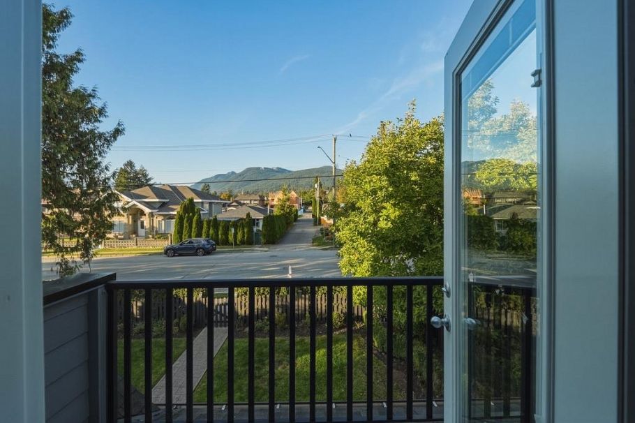 355 E 15th Street North Vancouver, BC - 30