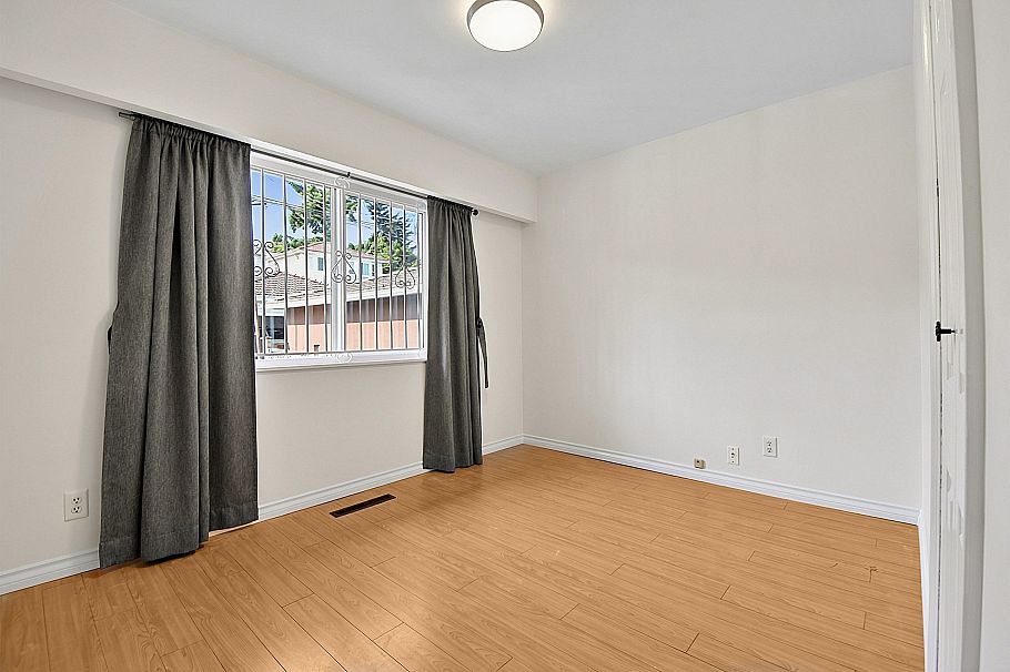 2216 E 41st Avenue Vancouver, BC - 11