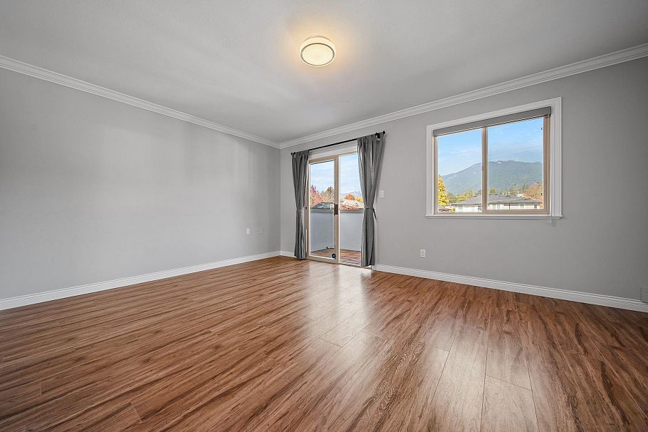 336 W 19th Street North Vancouver, BC - 19