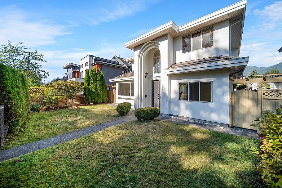 336 W 19th Street North Vancouver, BC - 3