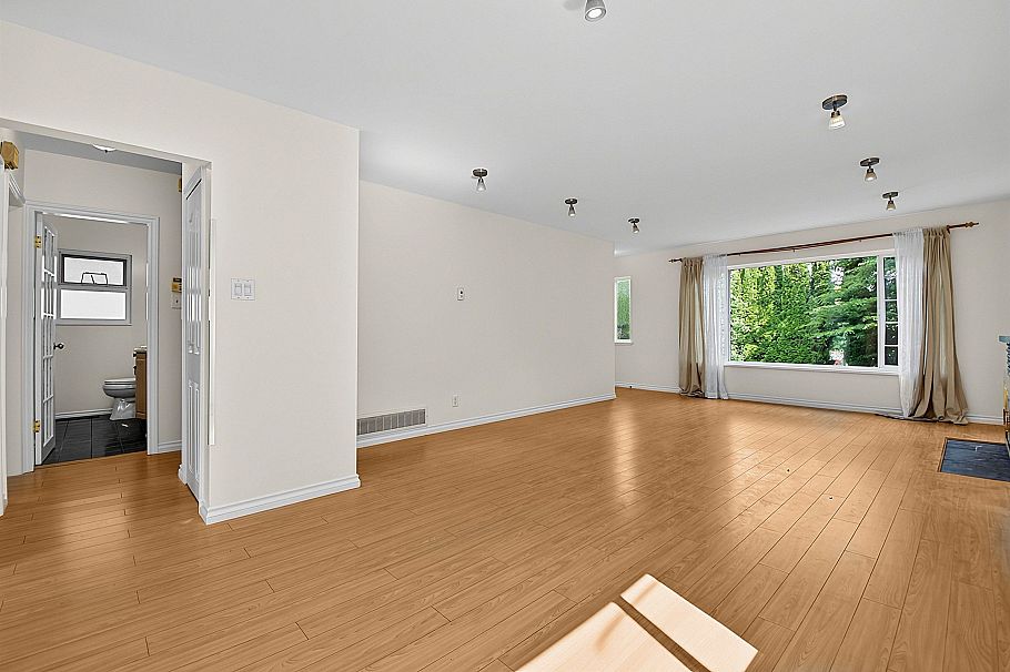 2216 E 41st Avenue Vancouver, BC - 7