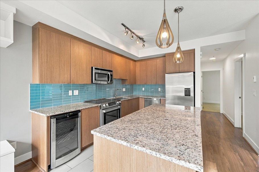 108 735 W 15th Street North Vancouver, BC - 5