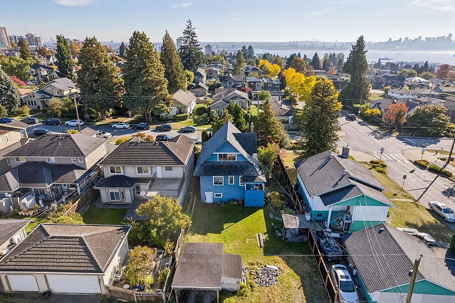 358 W 16th Street North Vancouver, BC - 1