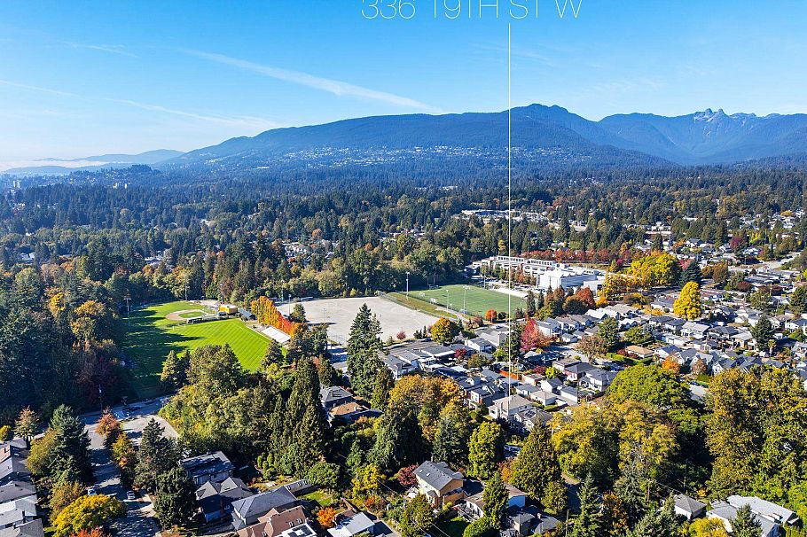 336 W 19th Street North Vancouver, BC - 35