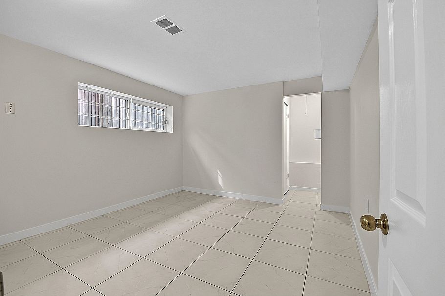 2216 E 41st Avenue Vancouver, BC - 21