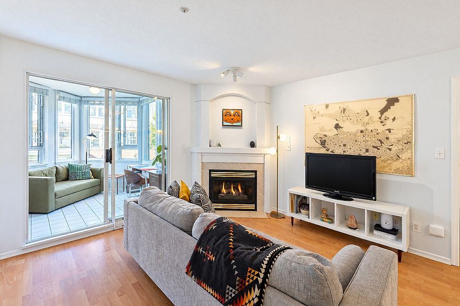206 2405 Kamloops Street Vancouver, BC - 2