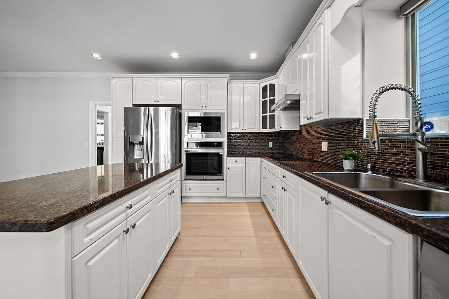 336 W 19th Street North Vancouver, BC - 10