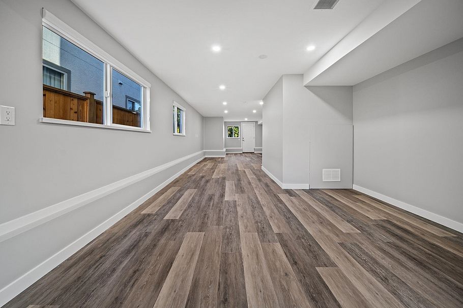 338 W 21st Street North Vancouver, BC - 30
