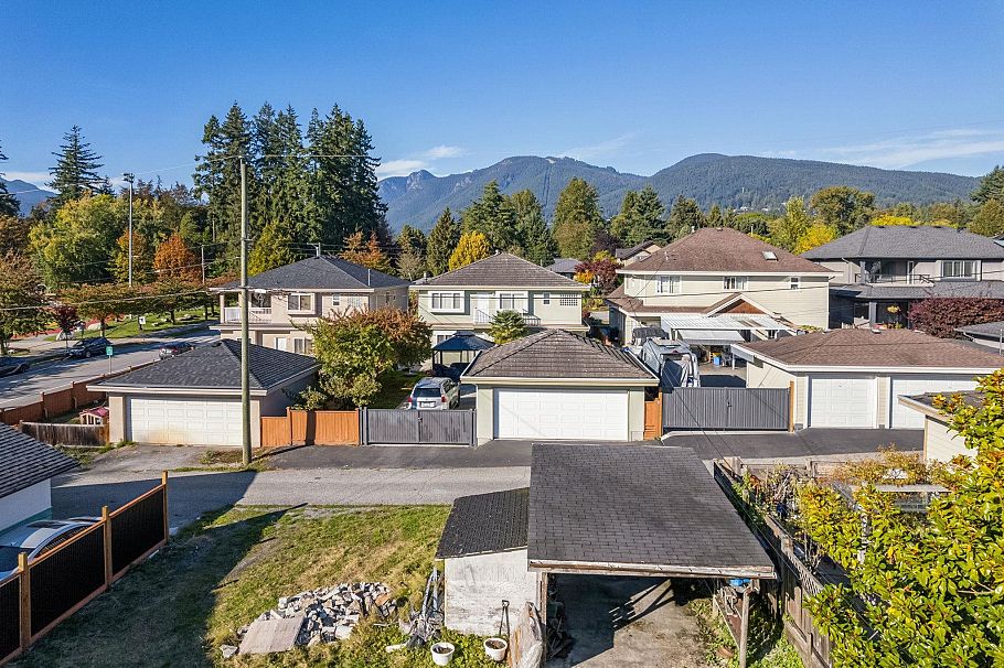 358 W 16th Street North Vancouver, BC - 9