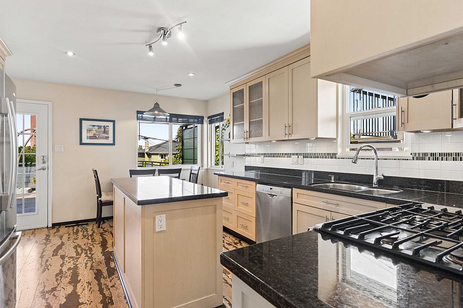 2925 W 24th Avenue Vancouver, BC - 9