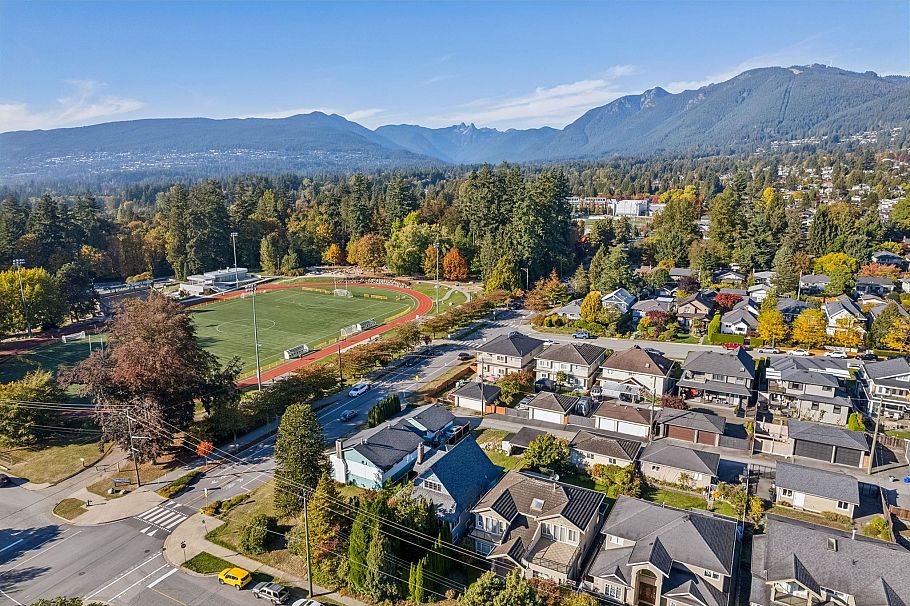 358 W 16th Street North Vancouver, BC - 10