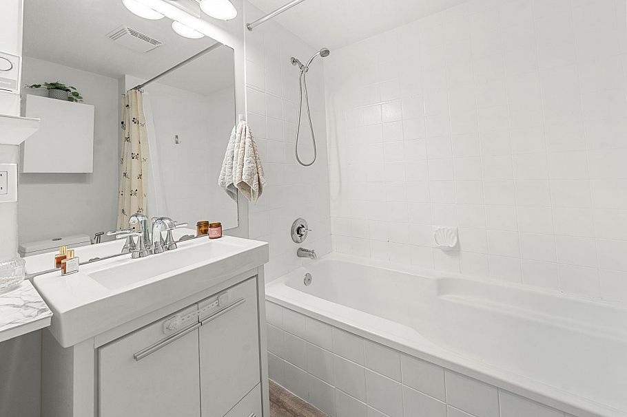 19 2133 St George's Avenue North Vancouver, BC - 31