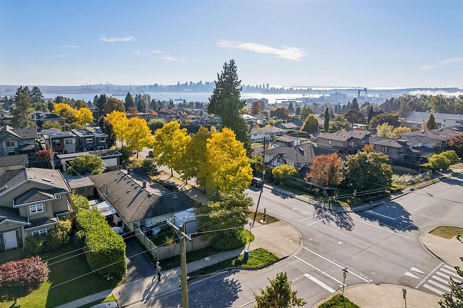 358 W 16th Street North Vancouver, BC - 8