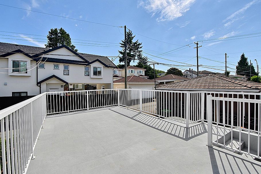 2216 E 41st Avenue Vancouver, BC - 31