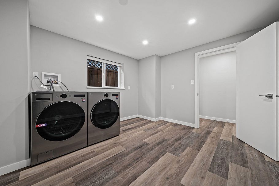 338 W 21st Street North Vancouver, BC - 21