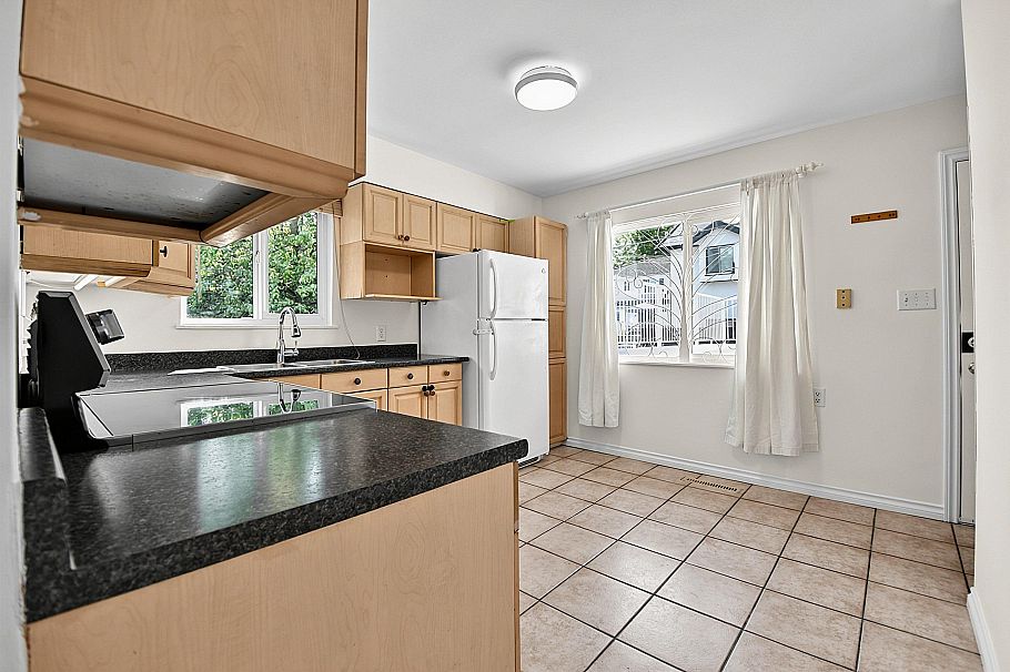 2216 E 41st Avenue Vancouver, BC - 13