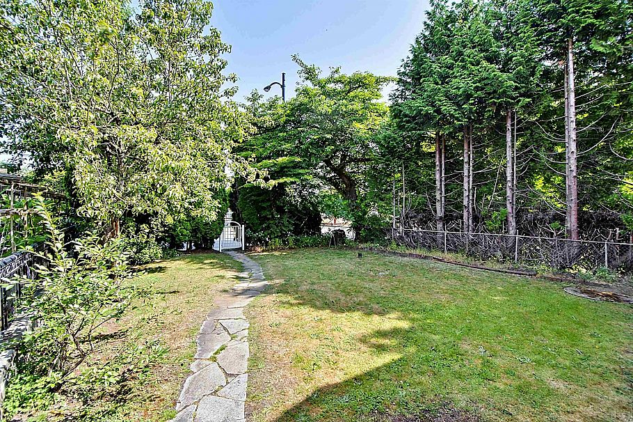 2216 E 41st Avenue Vancouver, BC - 27