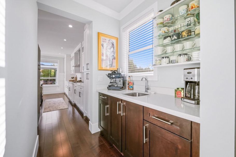 355 E 15th Street North Vancouver, BC - 11