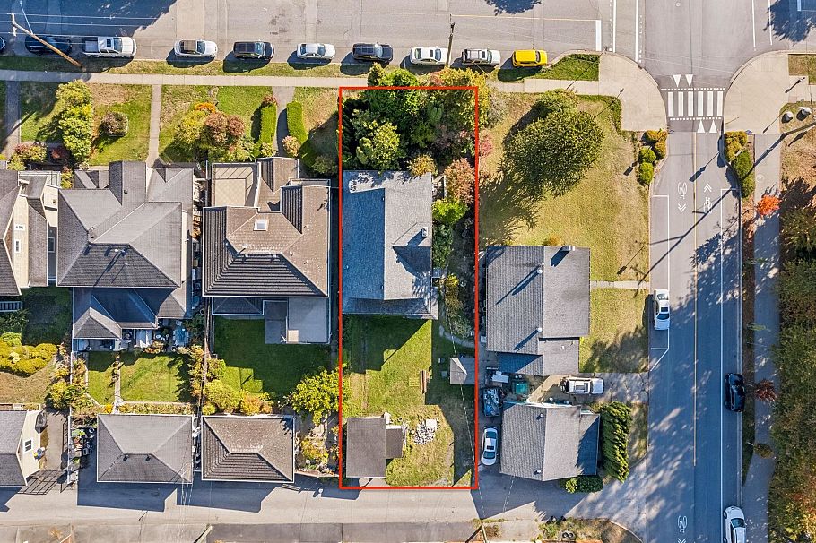 358 W 16th Street North Vancouver, BC - 4