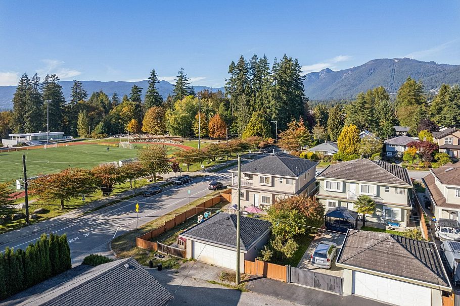 358 W 16th Street North Vancouver, BC - 11