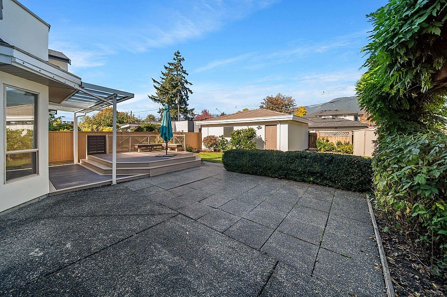 336 W 19th Street North Vancouver, BC - 32