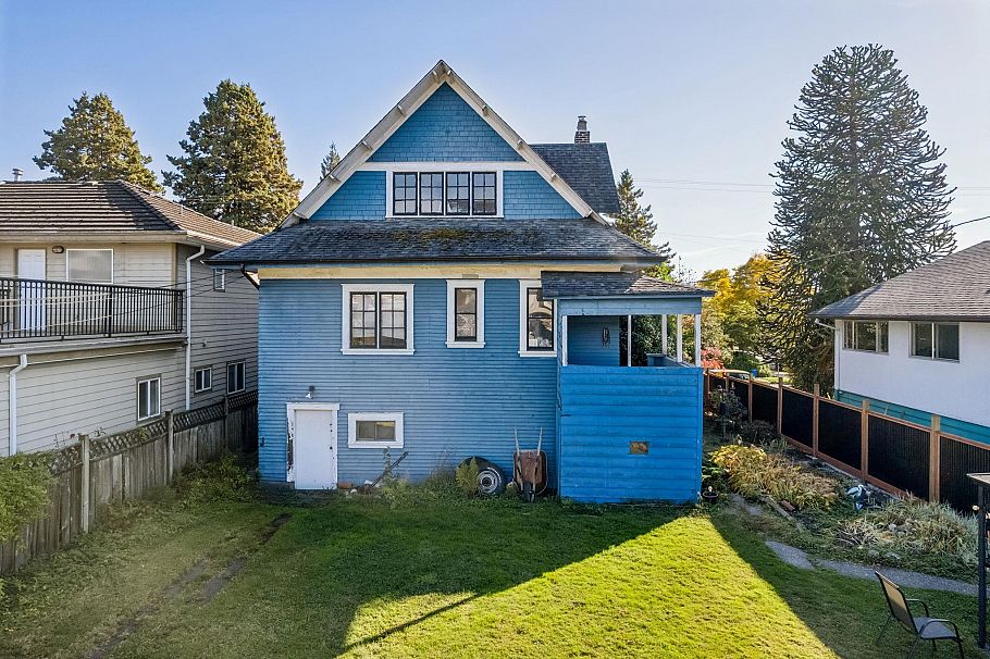 358 W 16th Street North Vancouver, BC - 12