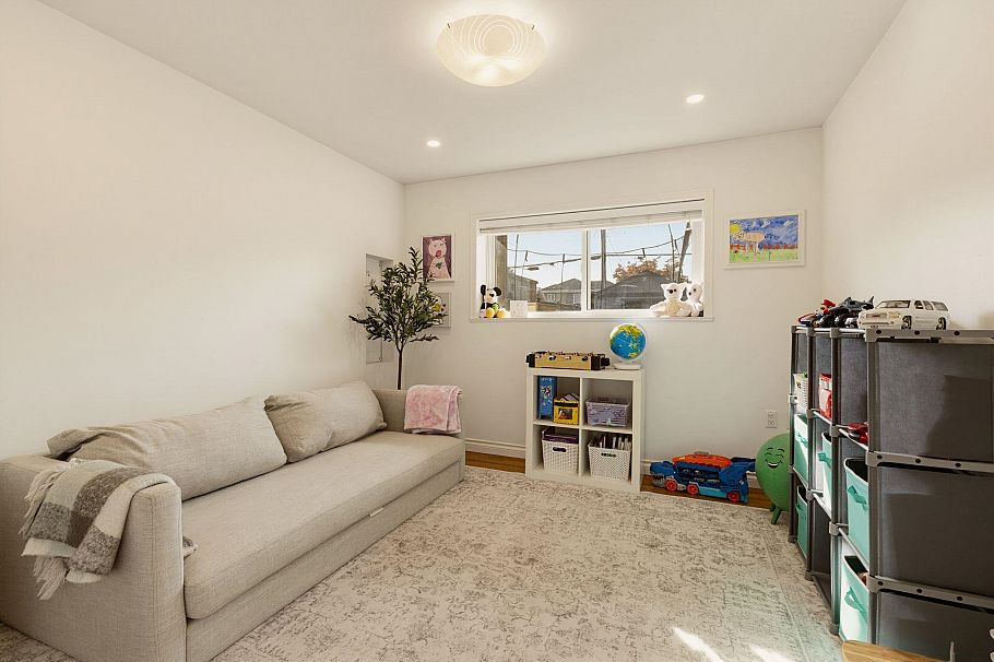 773 E 12th Street North Vancouver, BC - 24