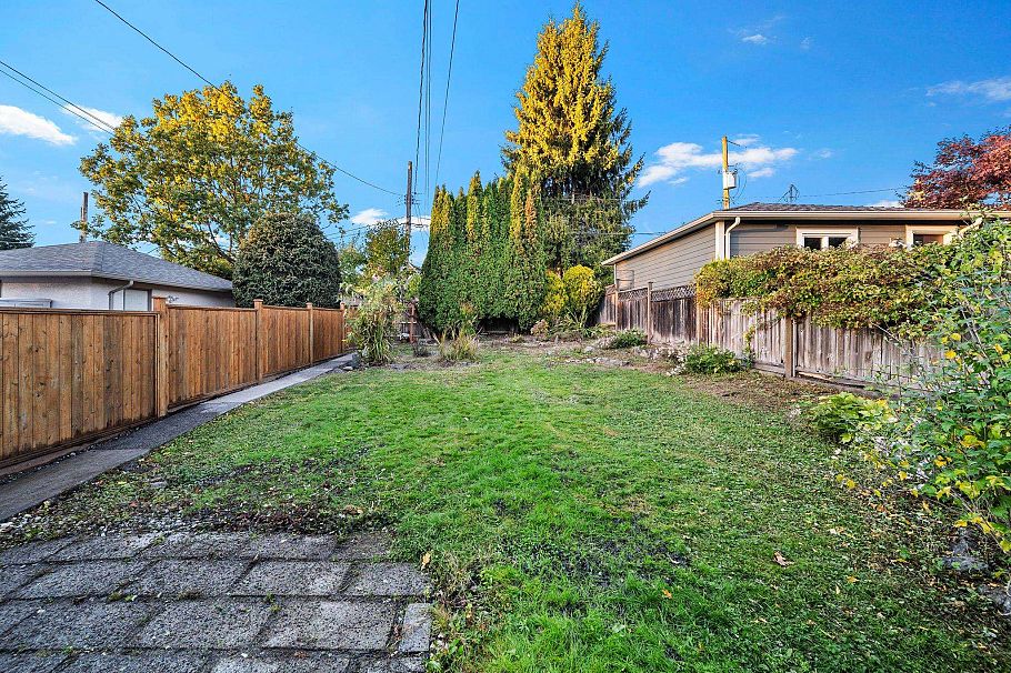 338 W 21st Street North Vancouver, BC - 33