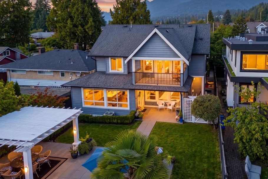 355 E 15th Street North Vancouver, BC - 3