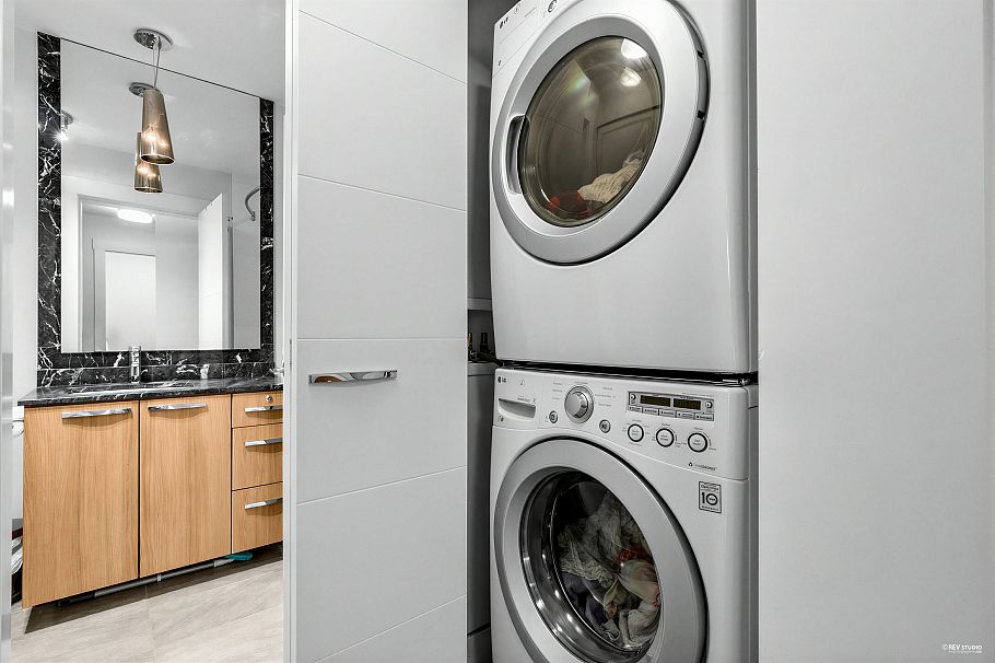 307 733 W 14th Street North Vancouver, BC - 14