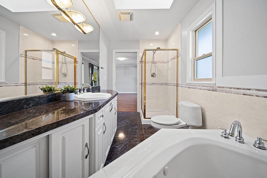 336 W 19th Street North Vancouver, BC - 22